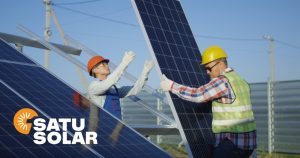 gambar pekerja sedang memasang panel surya